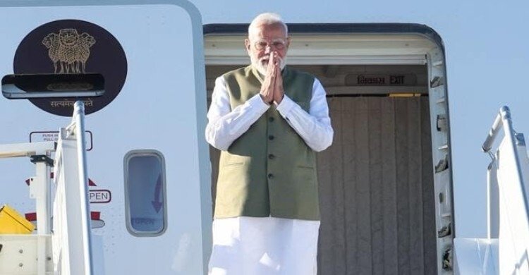 জনগণকে দেশে থাকতে বলে নিজে বিদেশ সফরে গেলেন মোদী