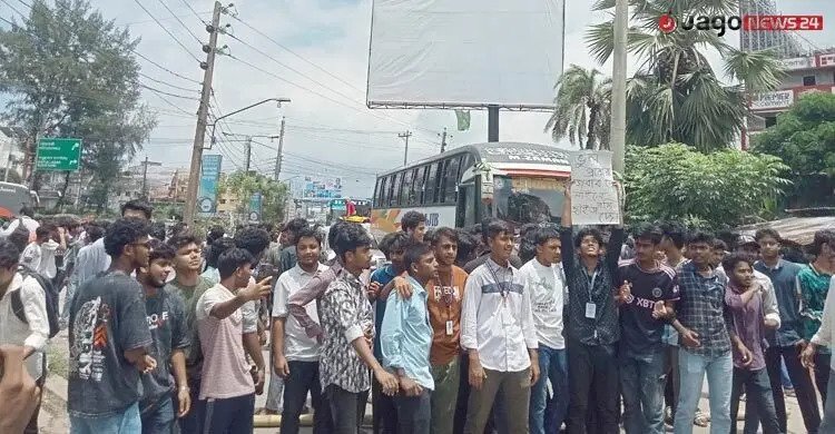 বরিশালে এইচএসসি পরীক্ষার্থীদের মহাসড়ক অবরোধ
