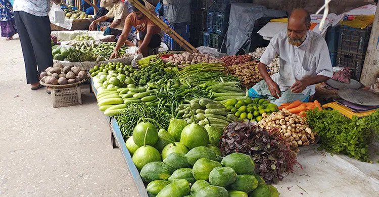 বন্যার প্রভাবে রাজশাহীর বাজারে বেগুন-শসায় আগুন, কেজিতে বেড়েছে ৪০ টাকা