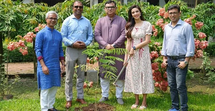 ছুটি রিসোর্টের আয়োজনে বৃক্ষরোপণে মিম